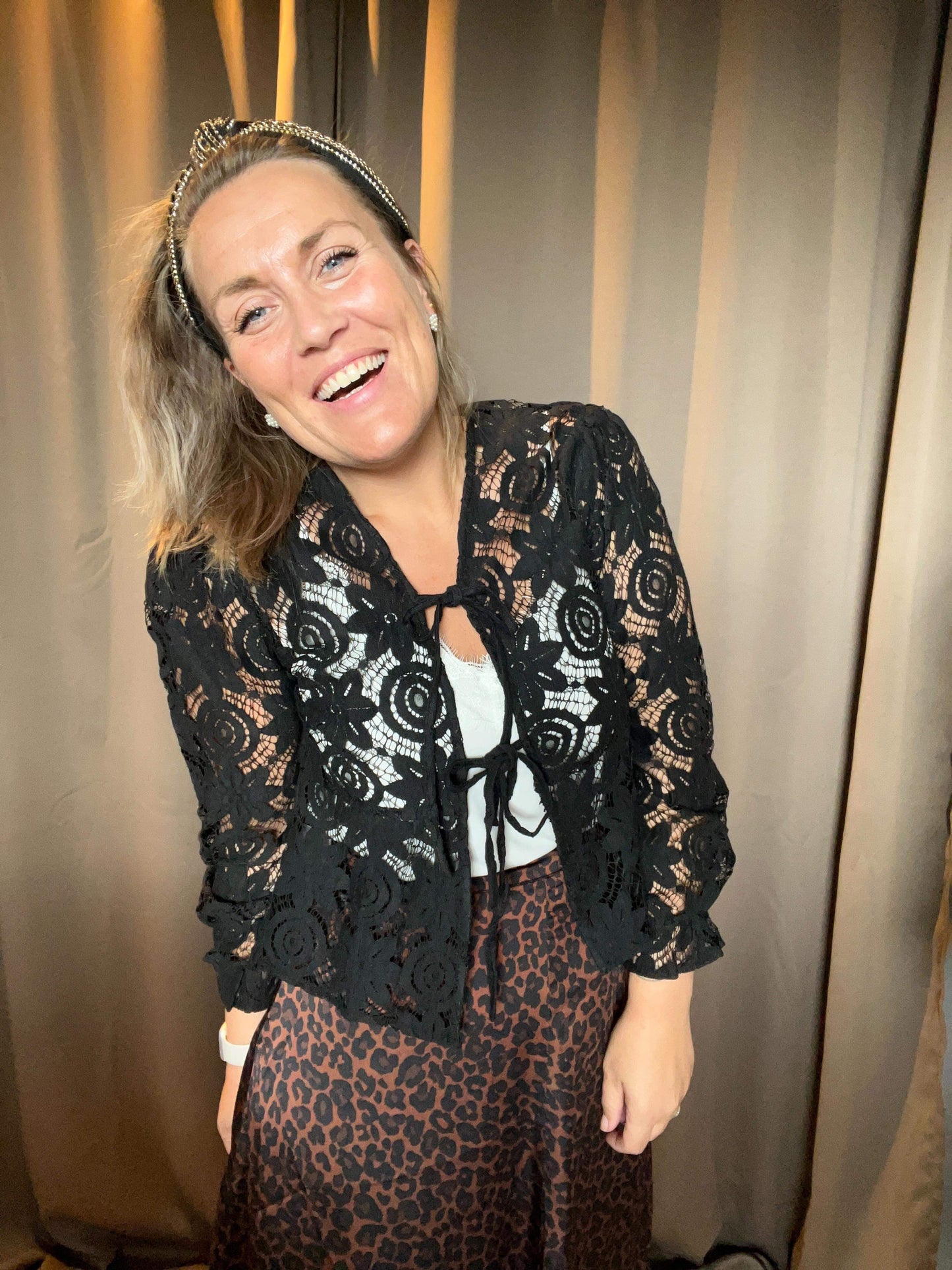 Continue CPH Elina Big Lace Blonde Bluse m/ bindebånd - Sort