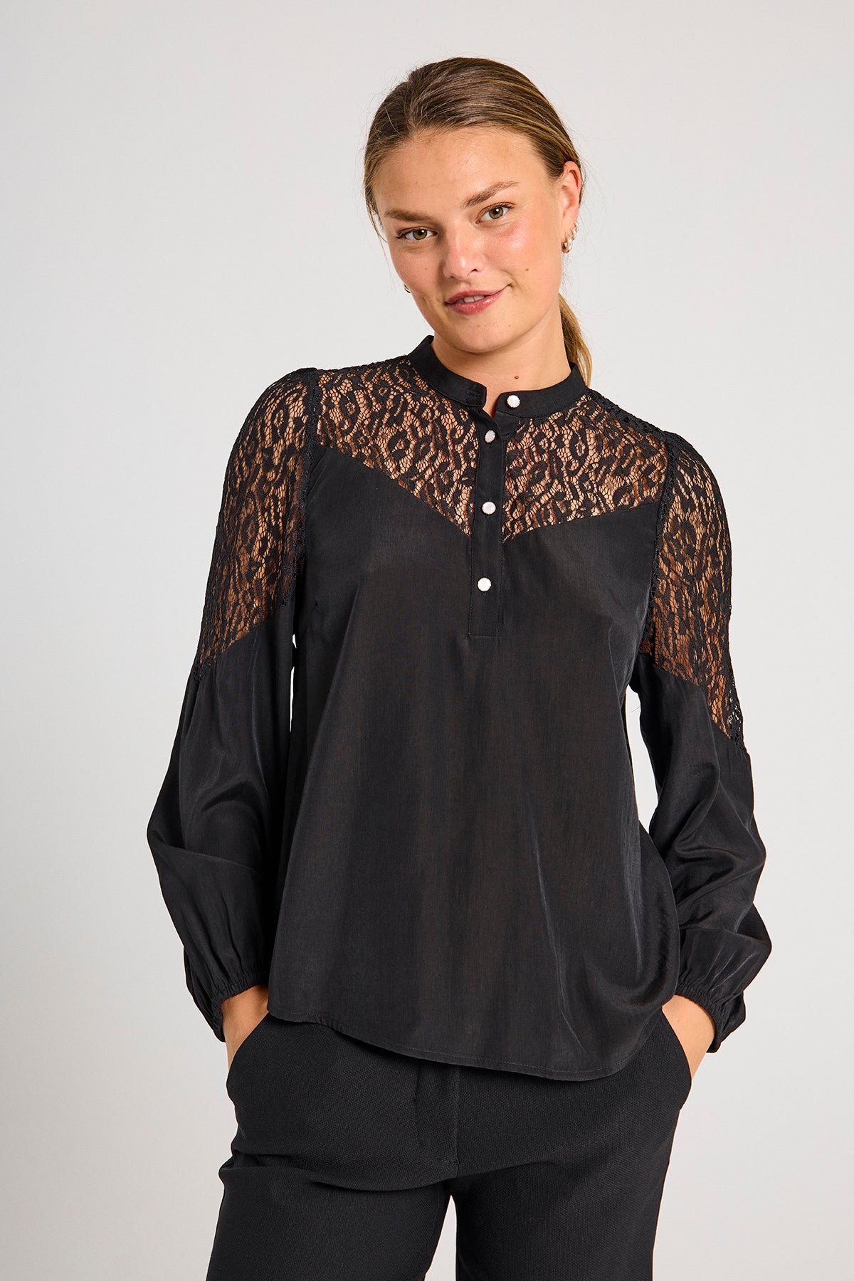 Freequent Vialu Blonde Bluse - FQVialu Sort