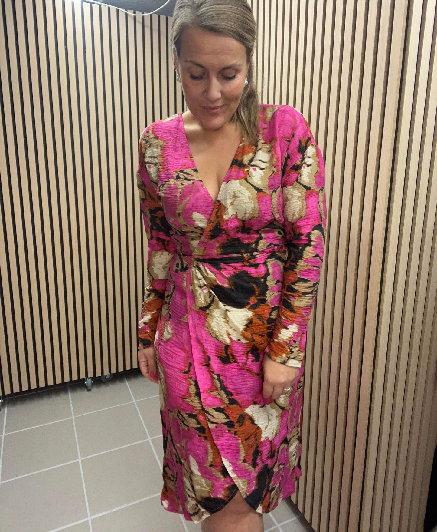 Soaked In Luxury Imana Wrap Slå-om-kjole - Pink